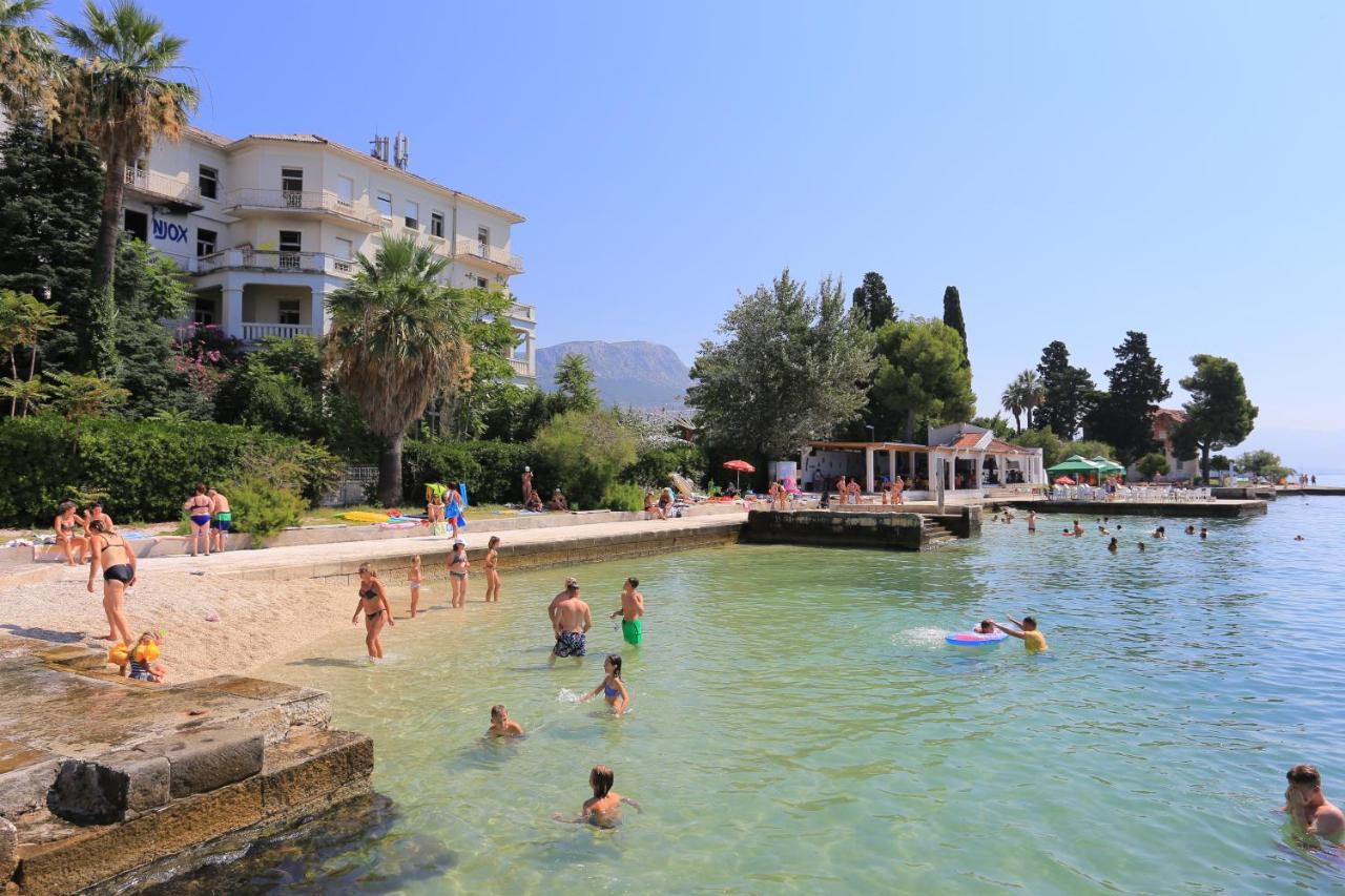 Apartments With A Parking Space Kastel Luksic, Kastela - 21073 Exterior foto